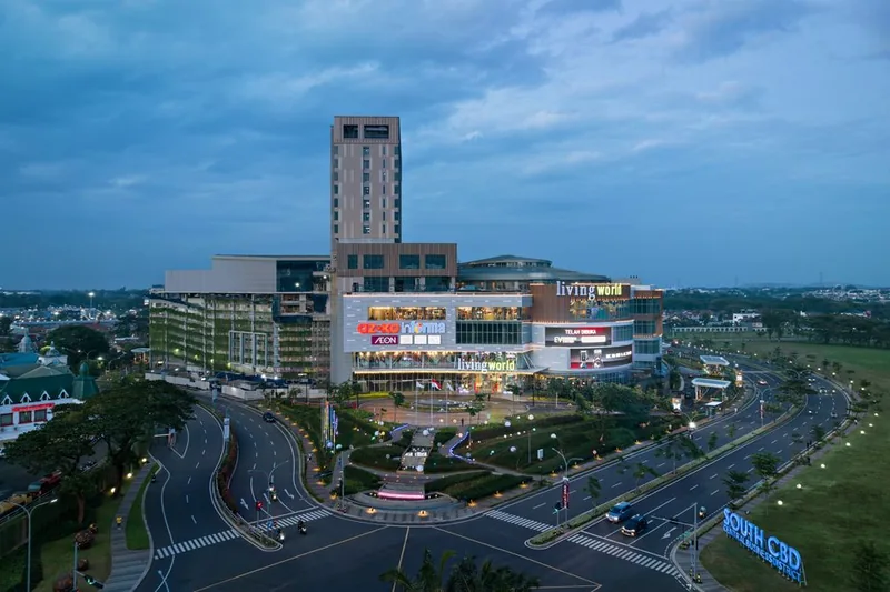 Pusat belanja & kuliner Legenda Wisata — supermarket, Starbucks, T17 Shophouses